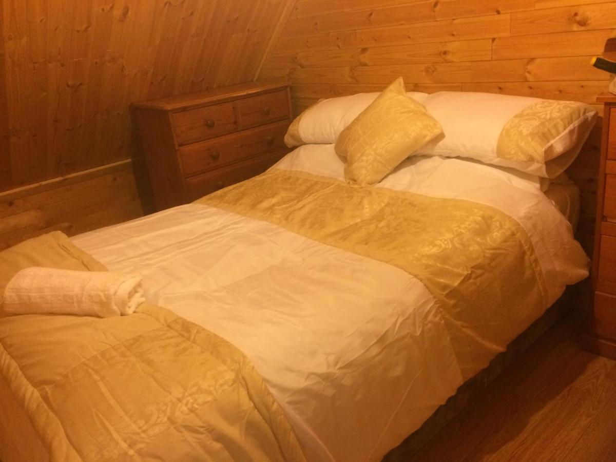 Log House Hideaway Villa Johnswell Exteriör bild